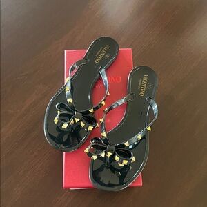 VALENTINO GARAVANI Rockstud Black PVC Thong Sandals Sz 9US - 41 EU New with box.